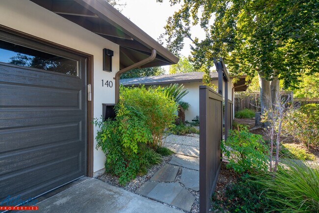 Foto del edificio - Beautiful Los Gatos Home | Remodeled | Swi...
