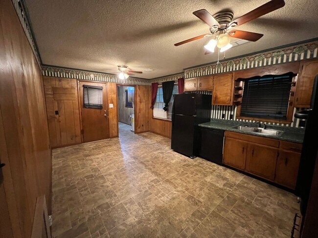 Building Photo - 4 bed 2 full bath house with a bonus room!