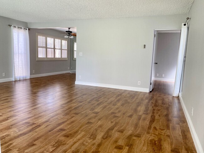living room - 12314 Montana Ave