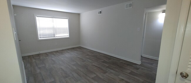 Foto del edificio - 4293 Taylor Rd