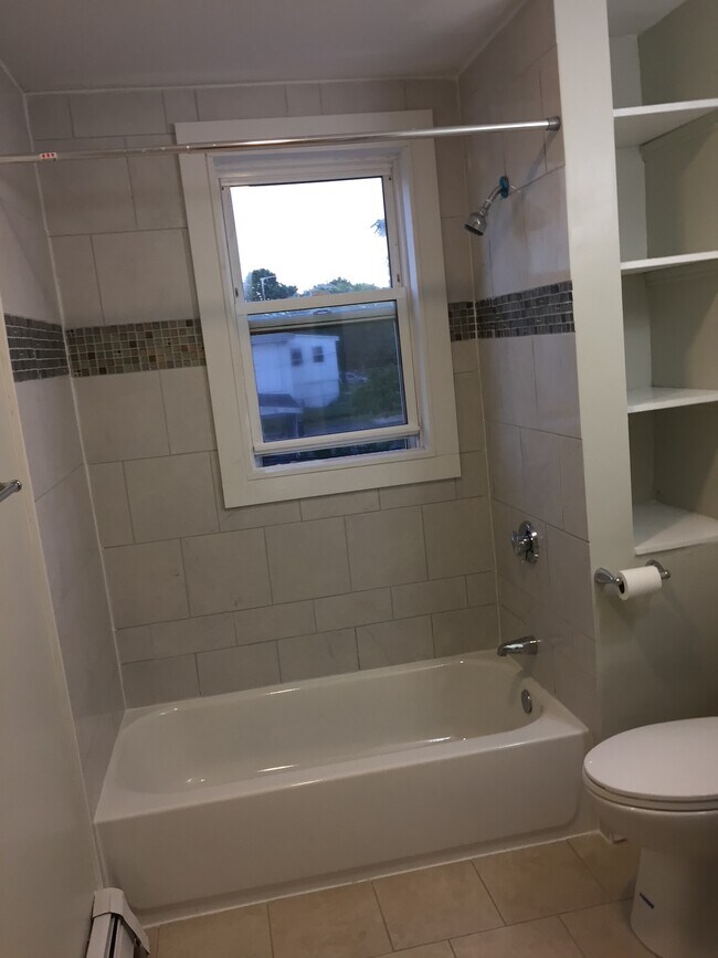 Foto del edificio - 1488 Hyde Park Ave