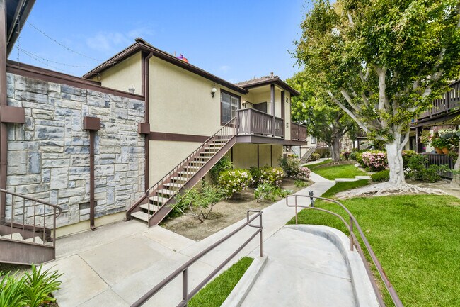 Building Photo - 13900 Breezeway Dr
