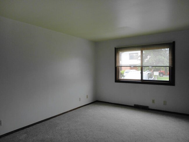 Building Photo - 5843 Cambridge Cir
