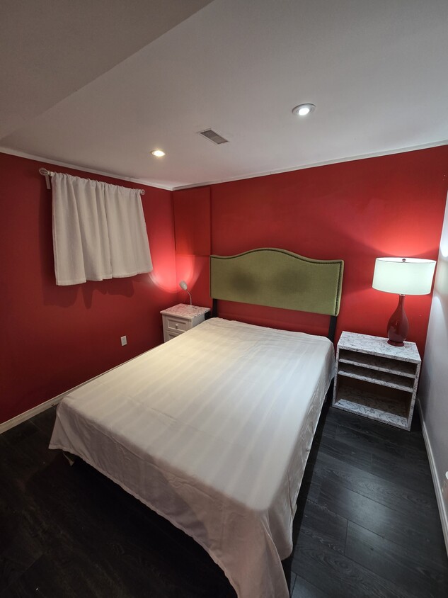 Queen bedframe - 2700 Battleford Rd