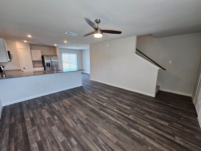 Foto del edificio - Newer construction... Ready for immediate ...