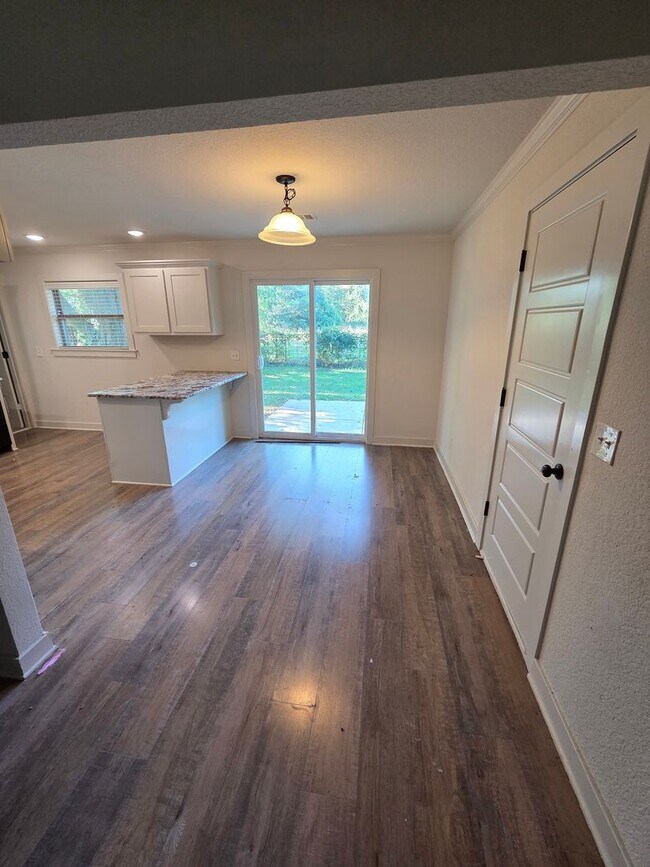 Building Photo - MUST SEE CHARMING HOME!