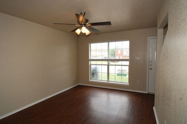 Building Photo - Newly Updated Townhome + FREE Move-In Month Rent!