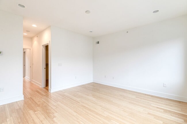 Building Photo - Northern Liberties Townhome with Parking