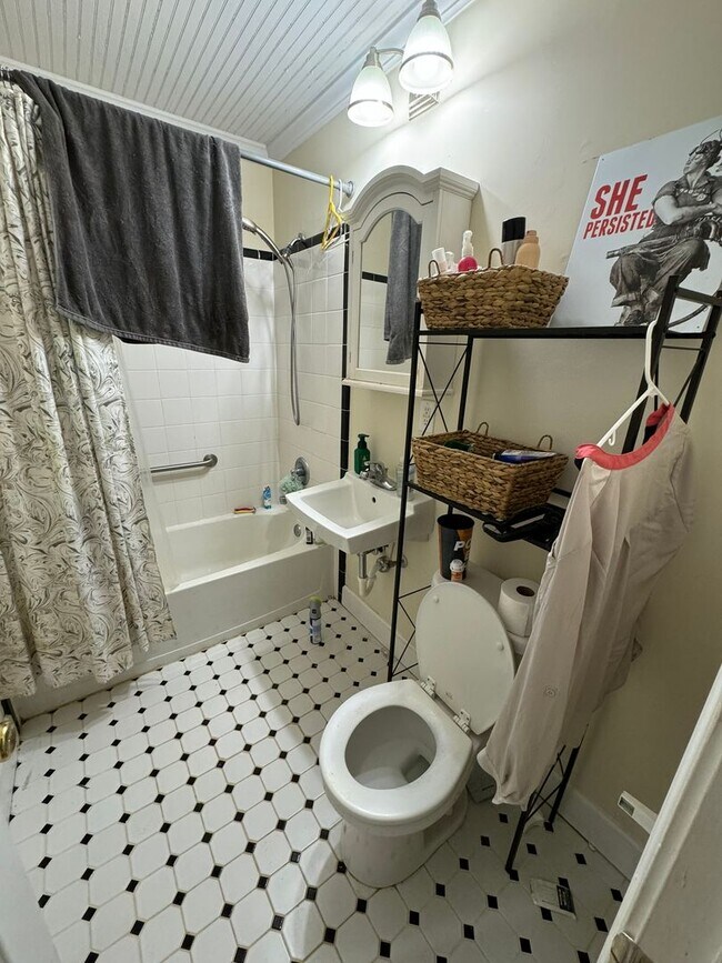 Building Photo - Cute and Quiet West Side Duplex!