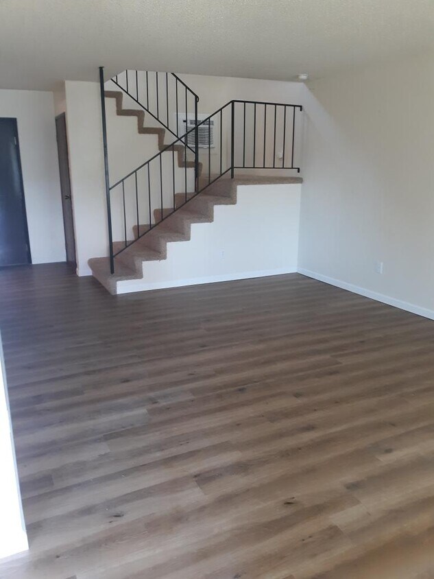 living room - 1022 Eastmont Ave