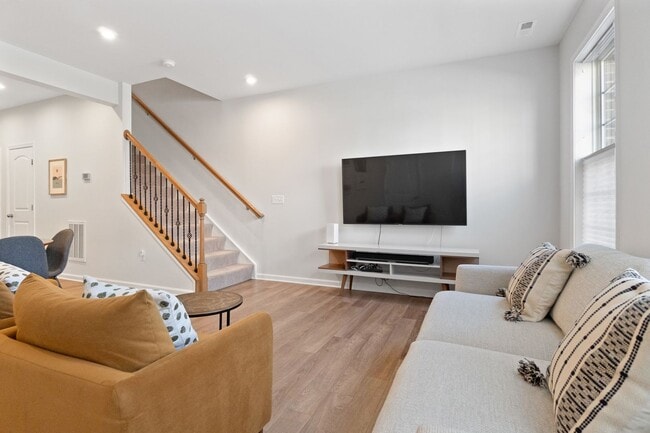 Building Photo - Wonderful, Warm 2 Bedroom Townhome in Henr...
