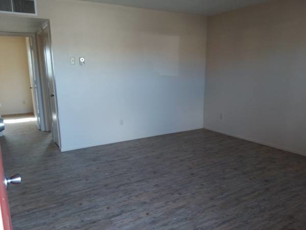 Building Photo - 313 W Sycamore Ave