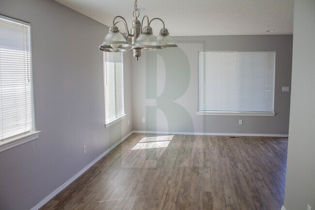Foto del edificio - Spacious Updated Duplex in Salem