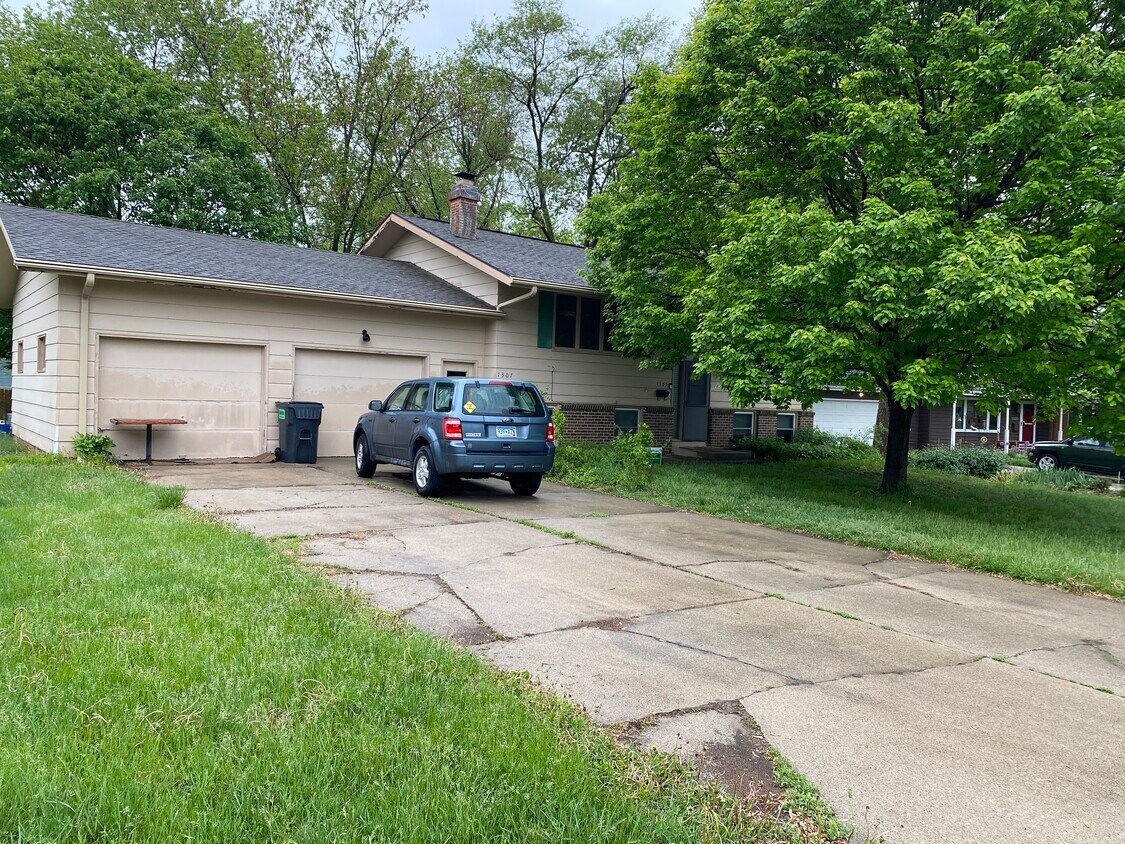 Primary Photo - 1307 Iowa Cir
