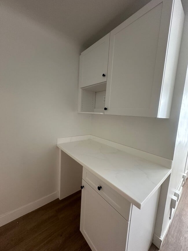 Building Photo - Newly Renovated Studio on 2nd Street!