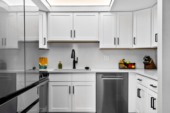 Foto del edificio - 6350 7th Ave W