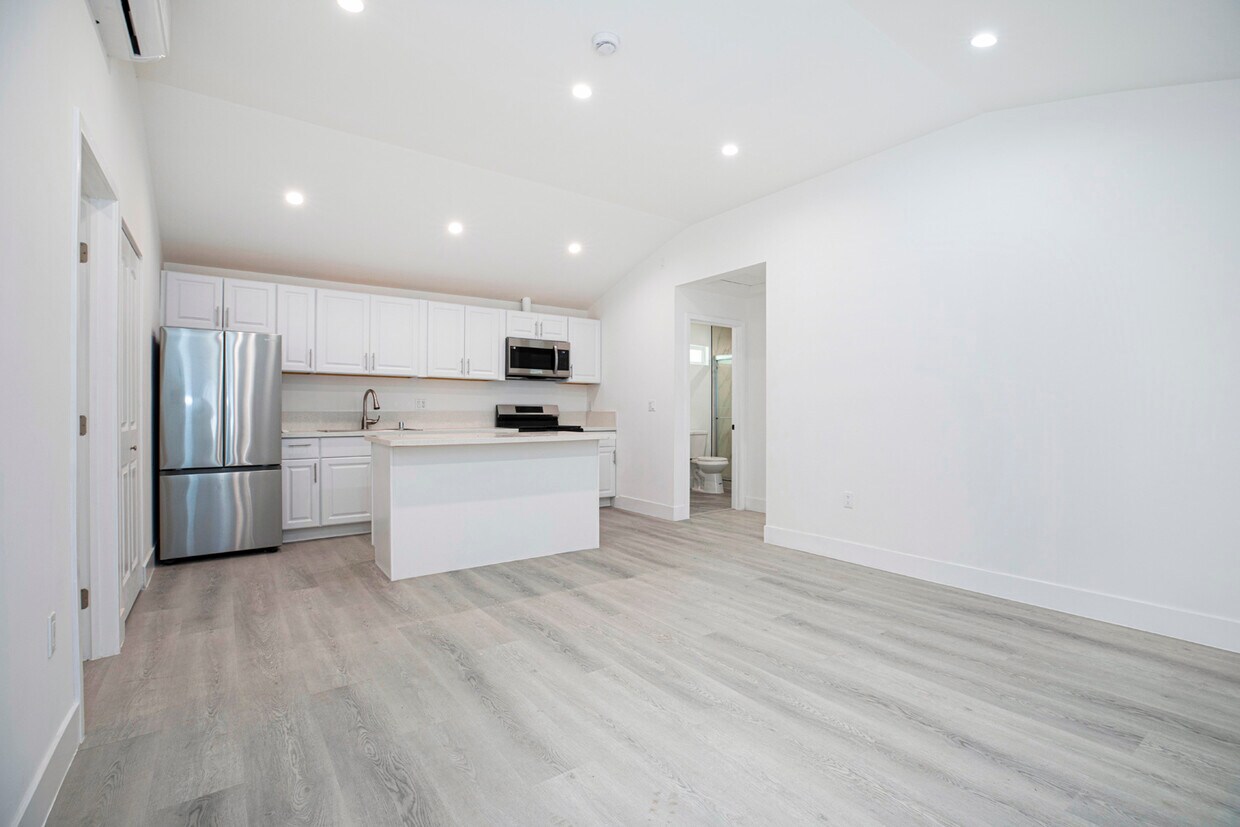 Foto principal - 6932 Fallbrook Ave