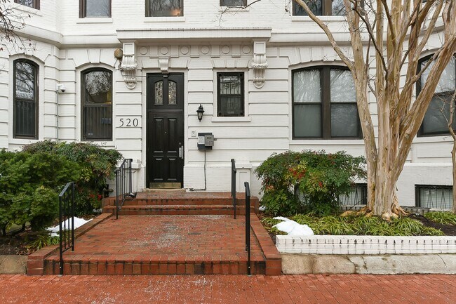 Foto del edificio - Elegant 2 Bedroom In Capitol Hill, Hardwoo...