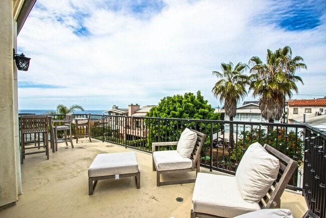 Building Photo - LUXURIOUS & FULLY FURNISHED, 2800 SQ FT WALKSTREET HOME W/ GREAT OCEAN VIEWS, LARGE DECK, 3 BALCO...