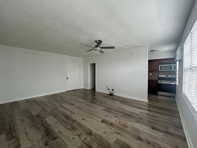 Foto del edificio - Updated 1 Bedroom 1 Bath Condo - Steps fro...
