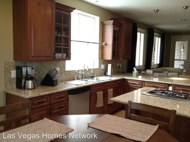 Building Photo - 869 Las Palomas Dr