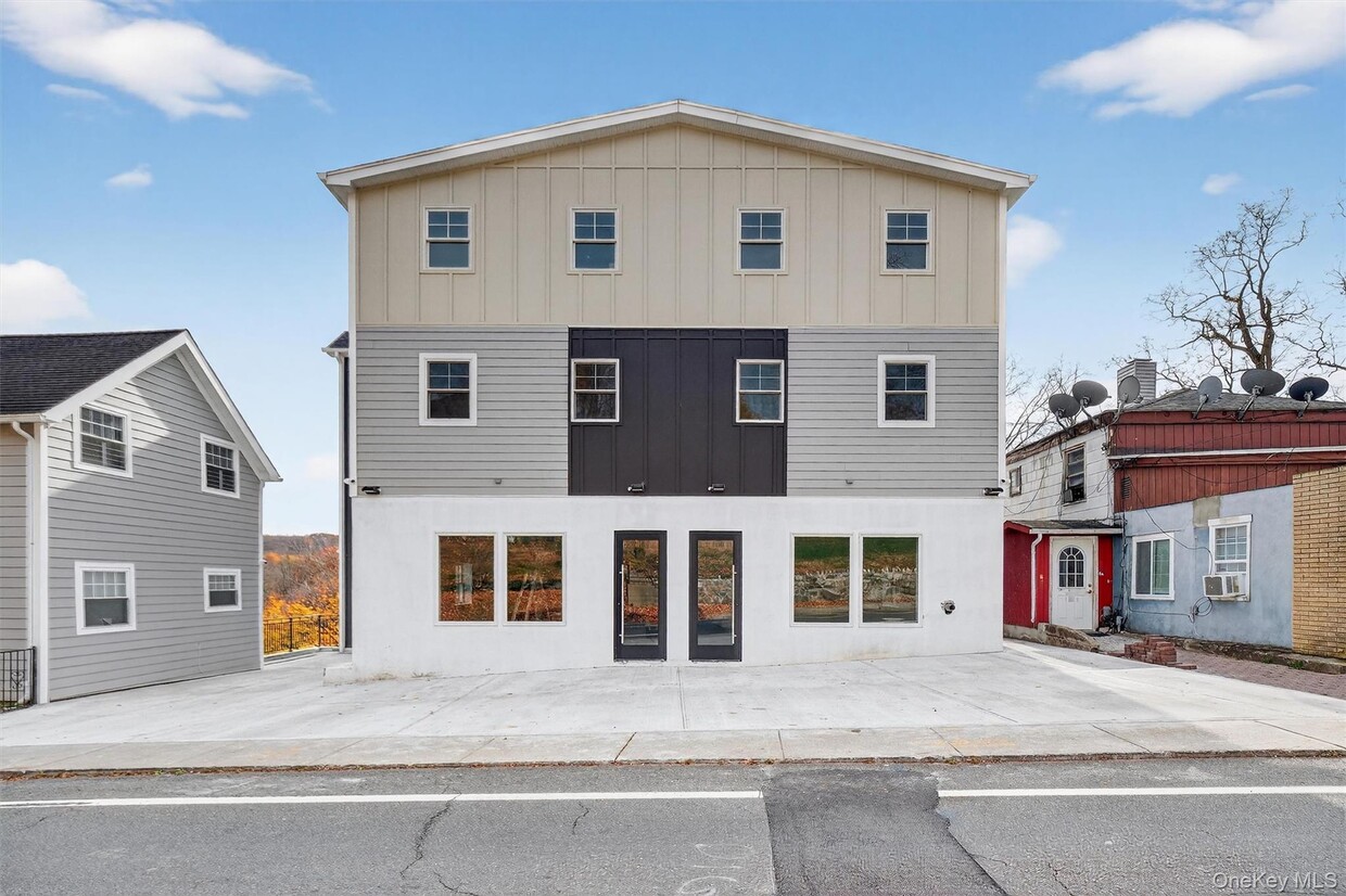 Primary Photo - 99 Main St