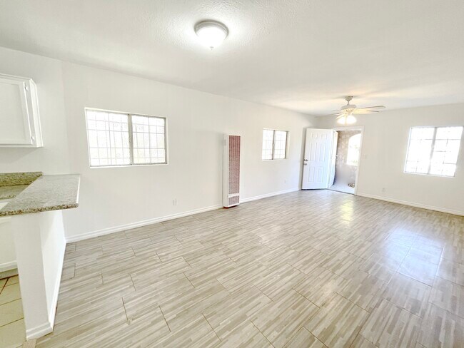Building Photo - 636 W 85th St
