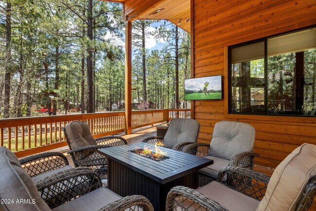 Foto del edificio - 3027 Chestnut Cir
