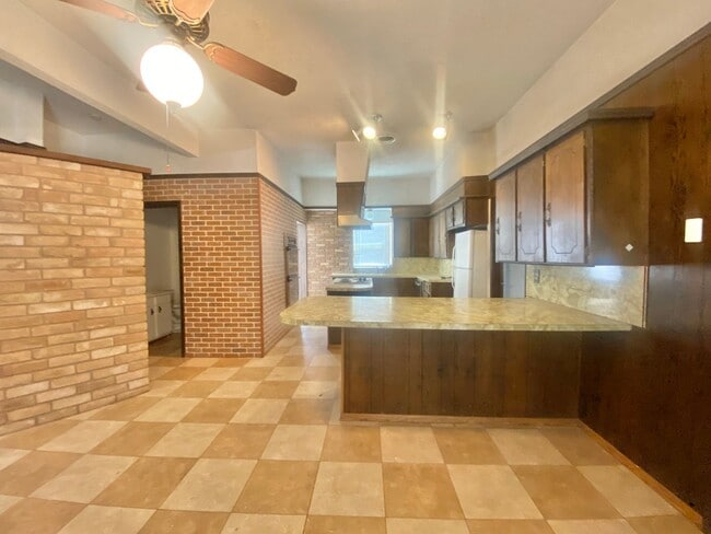 Building Photo - 2019 42nd St