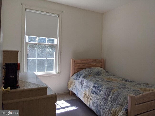 twin bed - 4788 Gainsborough Dr