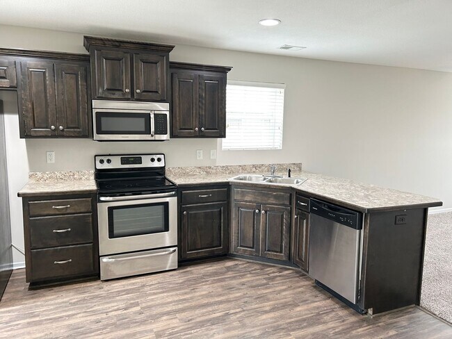 Foto del edificio - 2 Bed | 2 Bath | 2 Car Garage Single Level Home in Raymore