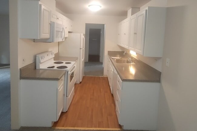 Galley kitchen - Le Chateau Apartments