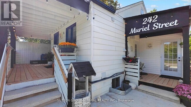 Building Photo - 242 Muriel St