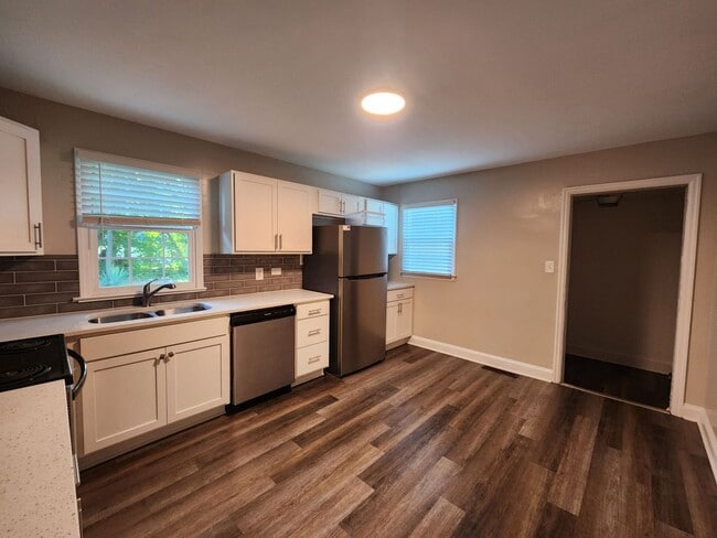 Building Photo - Newly renovated 2 bedroom