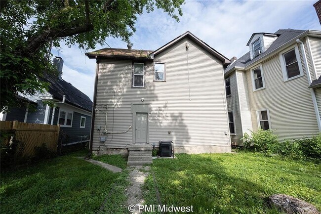 Building Photo - 2341 N Kenwood Ave