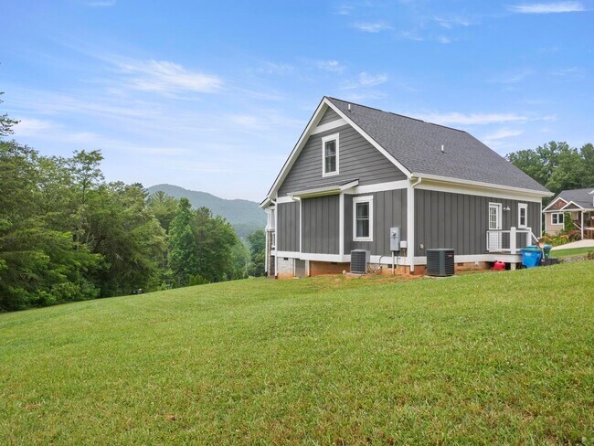 Foto del edificio - 105 Bobby Ridge Dr