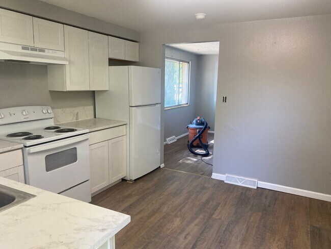 Building Photo - Newly remodeled, 2 bed, 1 bath! Backs up t...