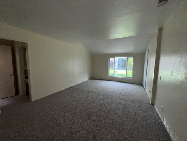 Building Photo - Freshly painted Parkway home close to scho...