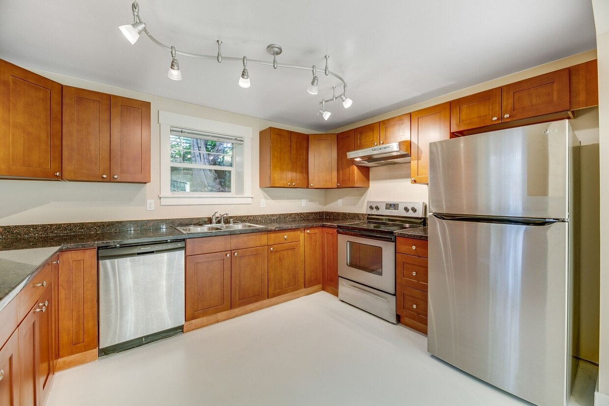 Primary Photo - Amazing 4-Bedroom Daylight Basement in Wel...