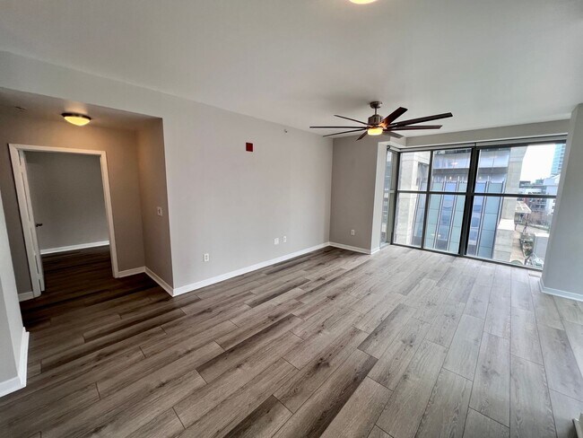 Foto del edificio - Beautiful 2B/2BA Downtown Corner Unit Cond...