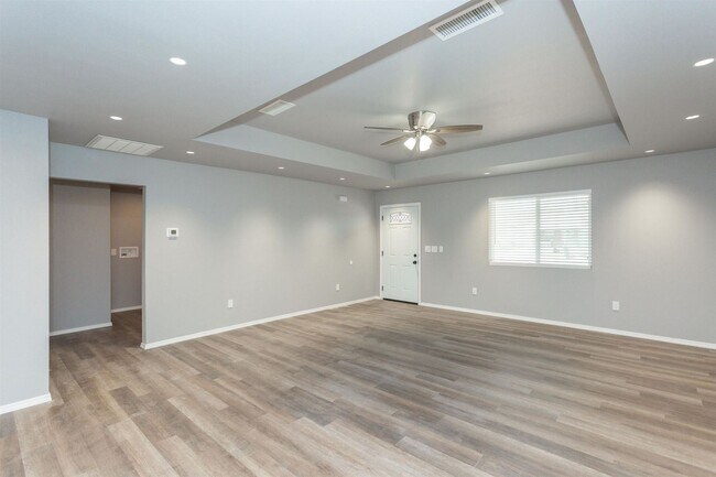 Building Photo - 3 br, 2 bath House - 1200 E 17th (318)