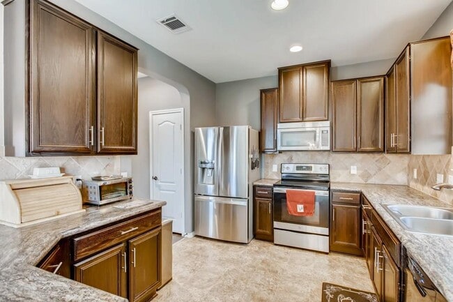 Building Photo - 8900 Edmundsbury Dr