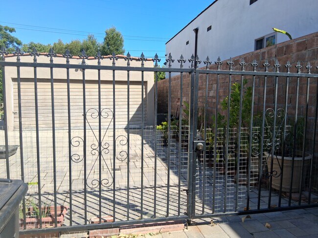 Entrada al patio trasero - 219 W Ash Ave