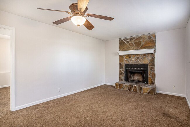 Building Photo - 4 Bedroom 2 Bath House