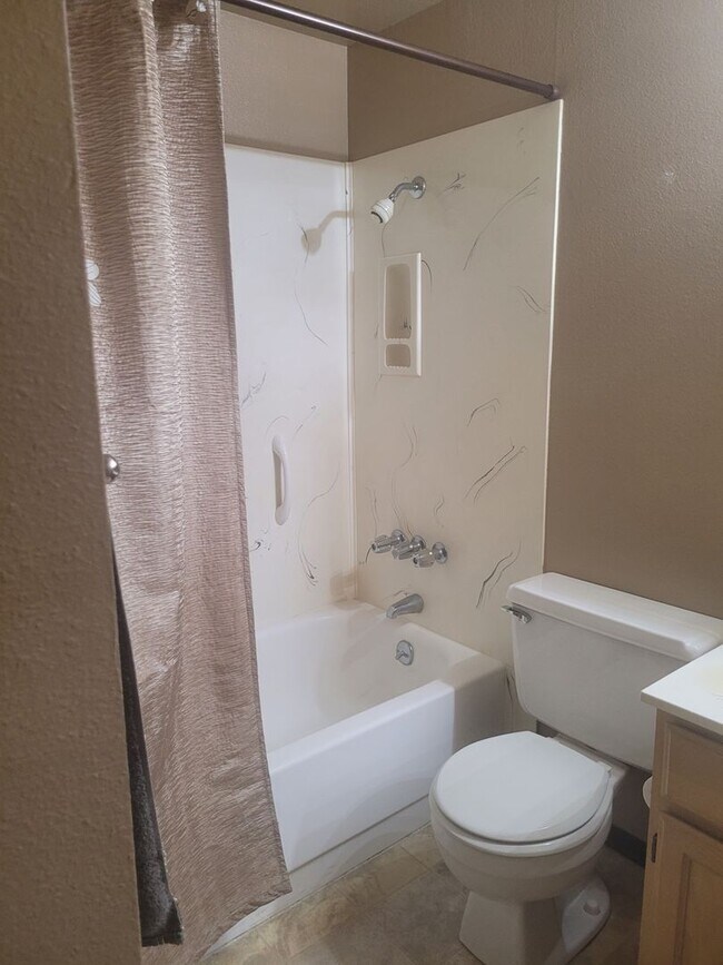 Building Photo - FOR RENT On the Green Condo (golf course)