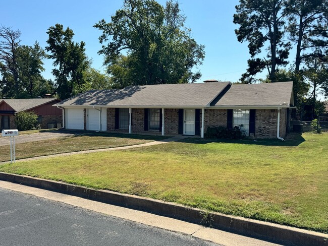 Building Photo - 213 Mobile Dr