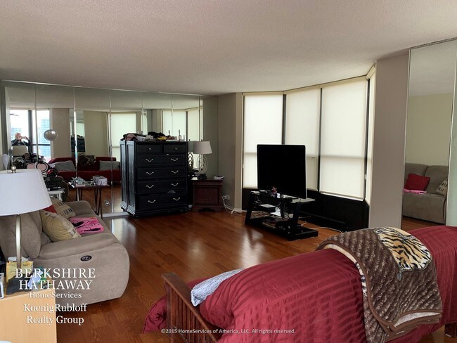 Foto del edificio - 899 S Plymouth