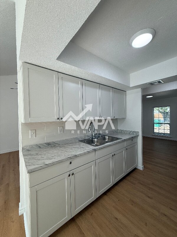 Foto del edificio - 9318 Adams Hill Dr