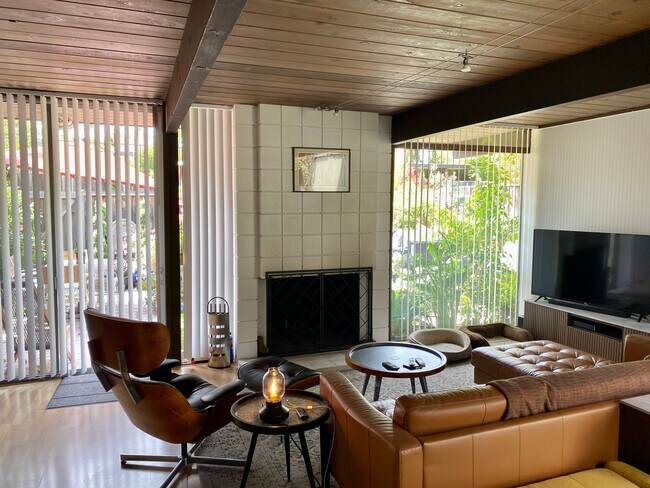 Living room overlooking backyard - 1048 Pomeroy Ave