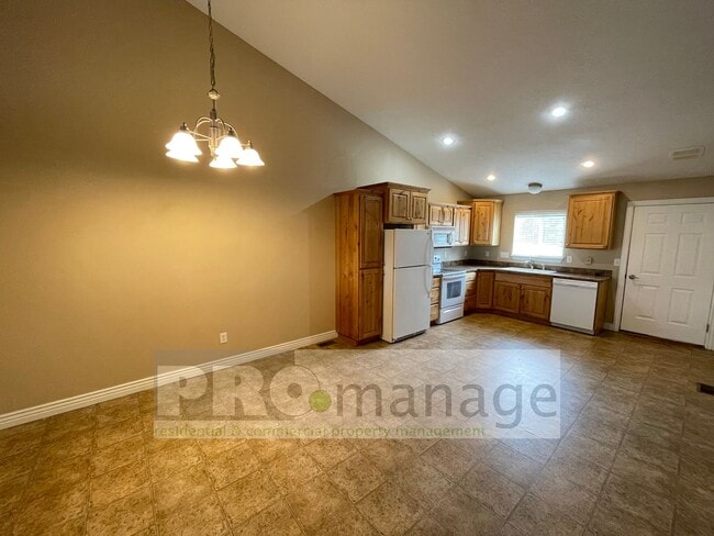 Building Photo - 4 Bed, 3 Bath Town Home w/ 2 Car Garage - ...